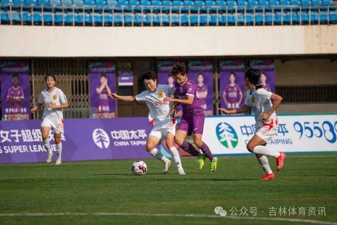 勇敢女球员在比赛中力压对手，斩获胜利