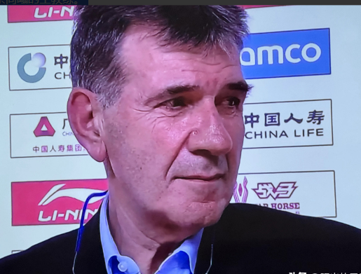 教练战术调整得当，全队发挥稳定