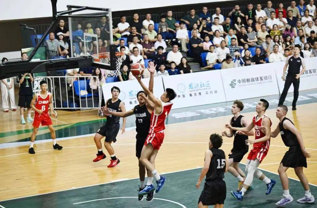 澳大利亚篮球明星勇夺得分王，助球队跻身前列