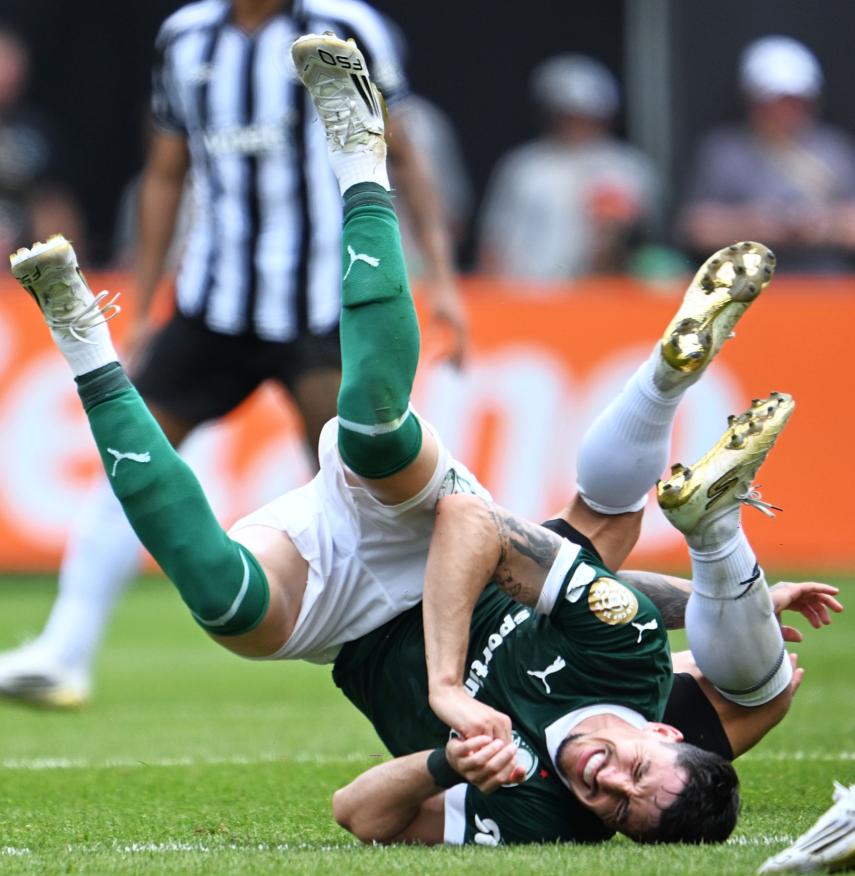 爱游戏app-包含帕德博恩球队在比赛中展现出坚韧不拔的精神，取得胜利的词条