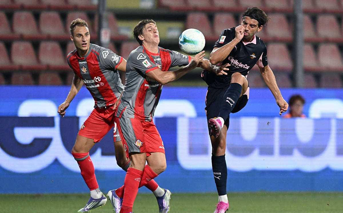 包含帕德博恩球队在比赛中展现出坚韧不拔的精神，取得胜利的词条