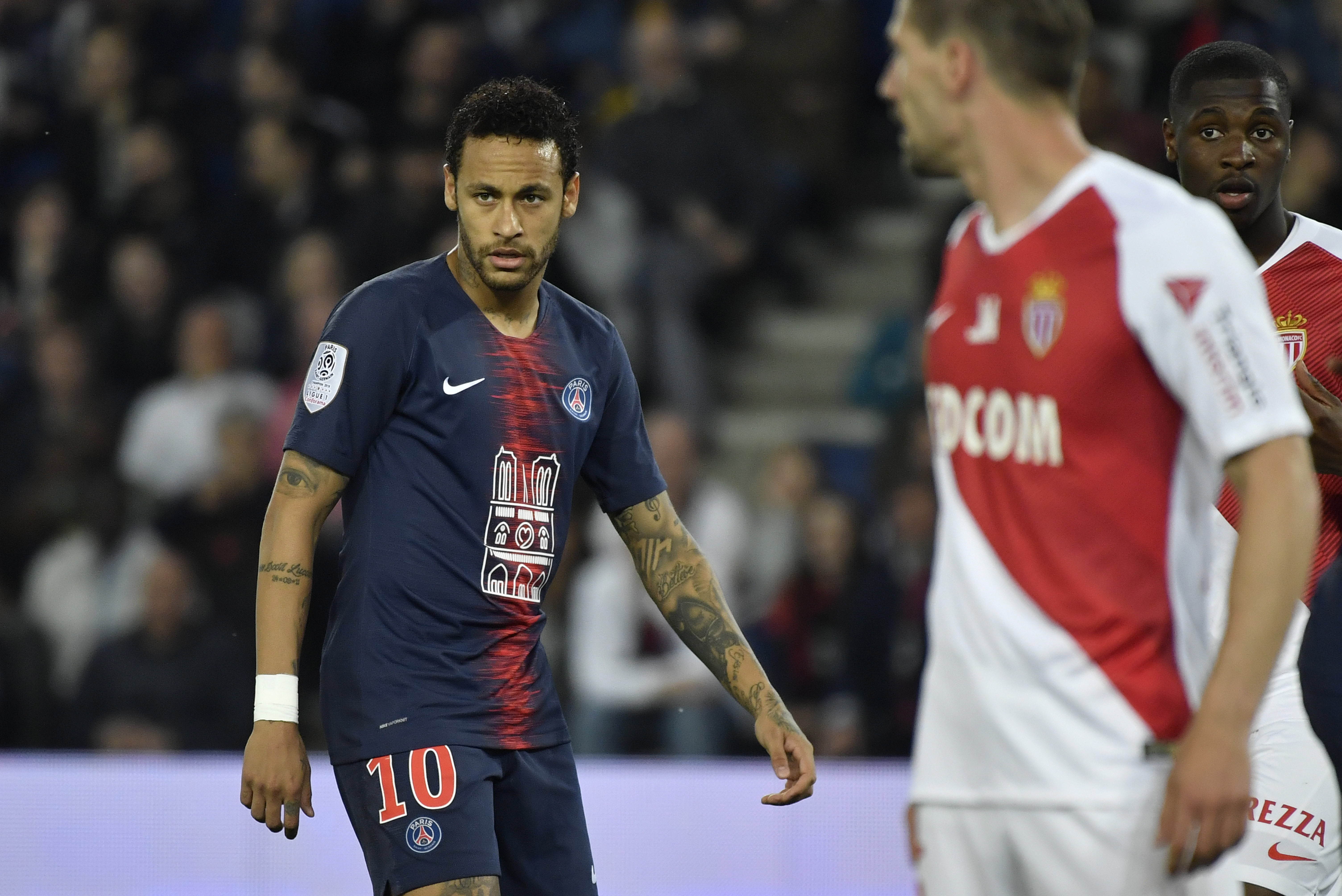 包含巴黎圣日耳曼在比赛中表现出色，获得胜利的词条