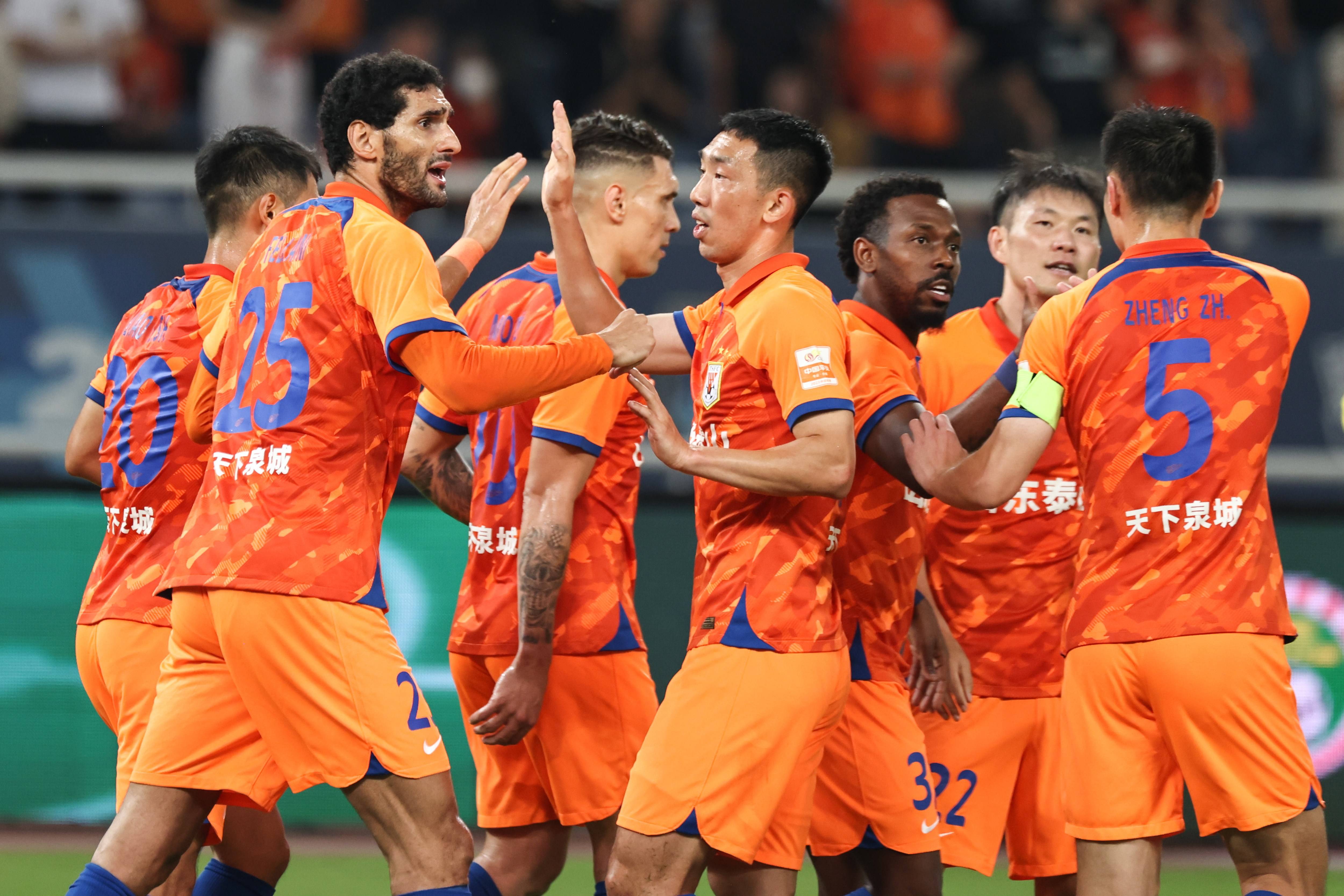 爱游戏娱乐-包含在山东泰山赛场上演亚冠，团战，引发球迷泪目的词条