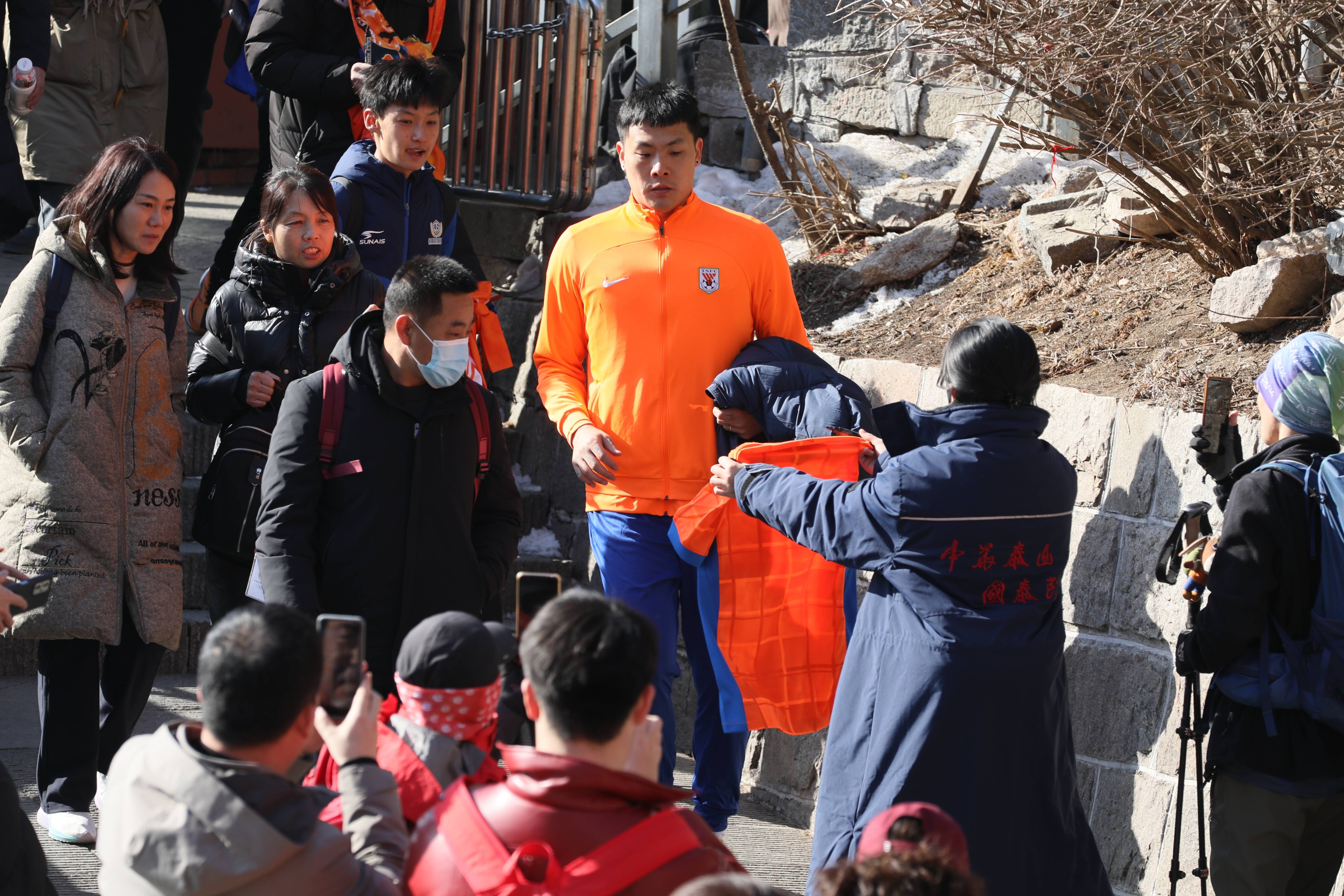 包含在山东泰山赛场上演亚冠，团战，引发球迷泪目的词条