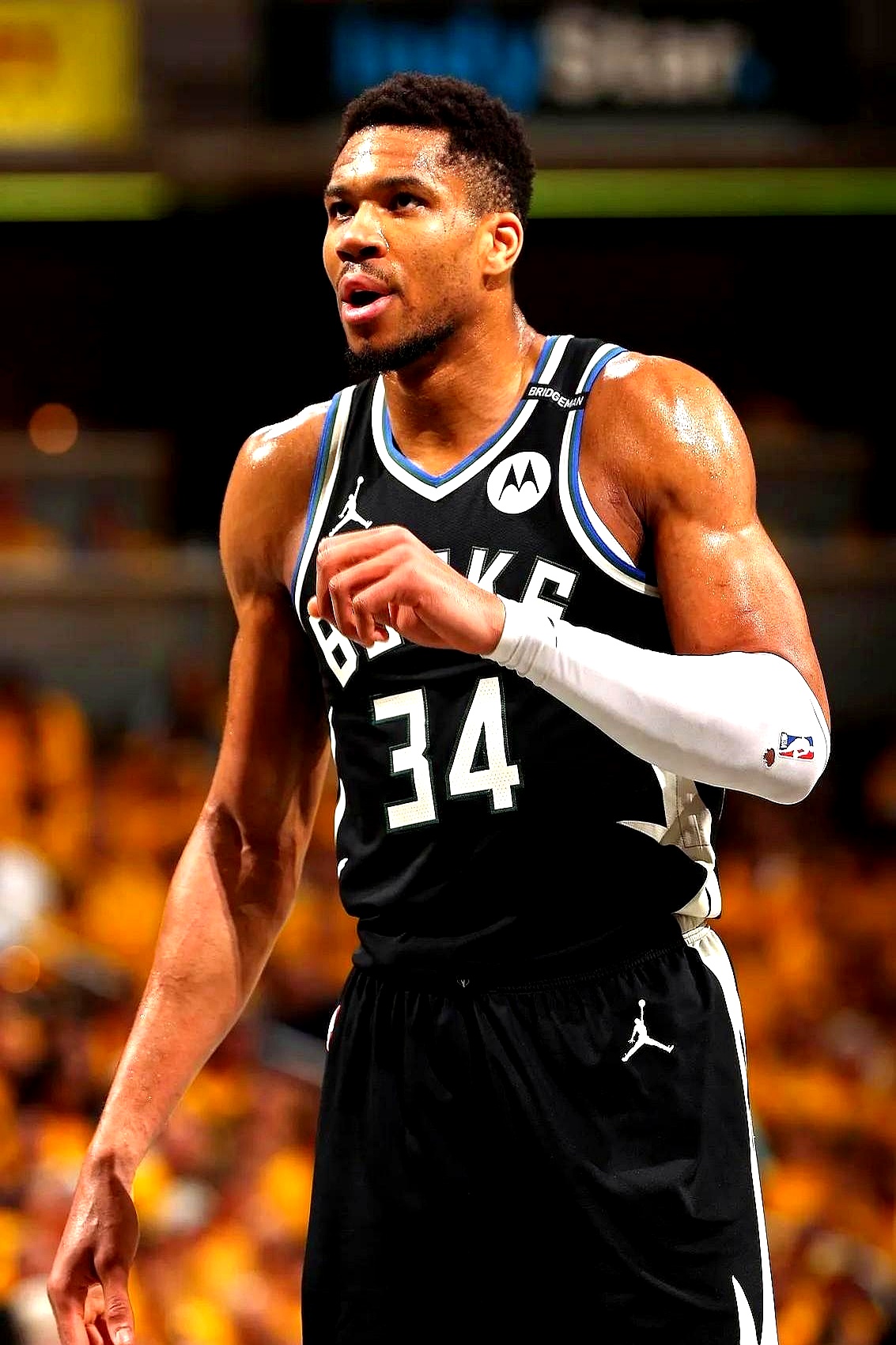 爱游戏直播-包含雄鹿客场战胜掘金，字母哥再度展现全面实力的词条