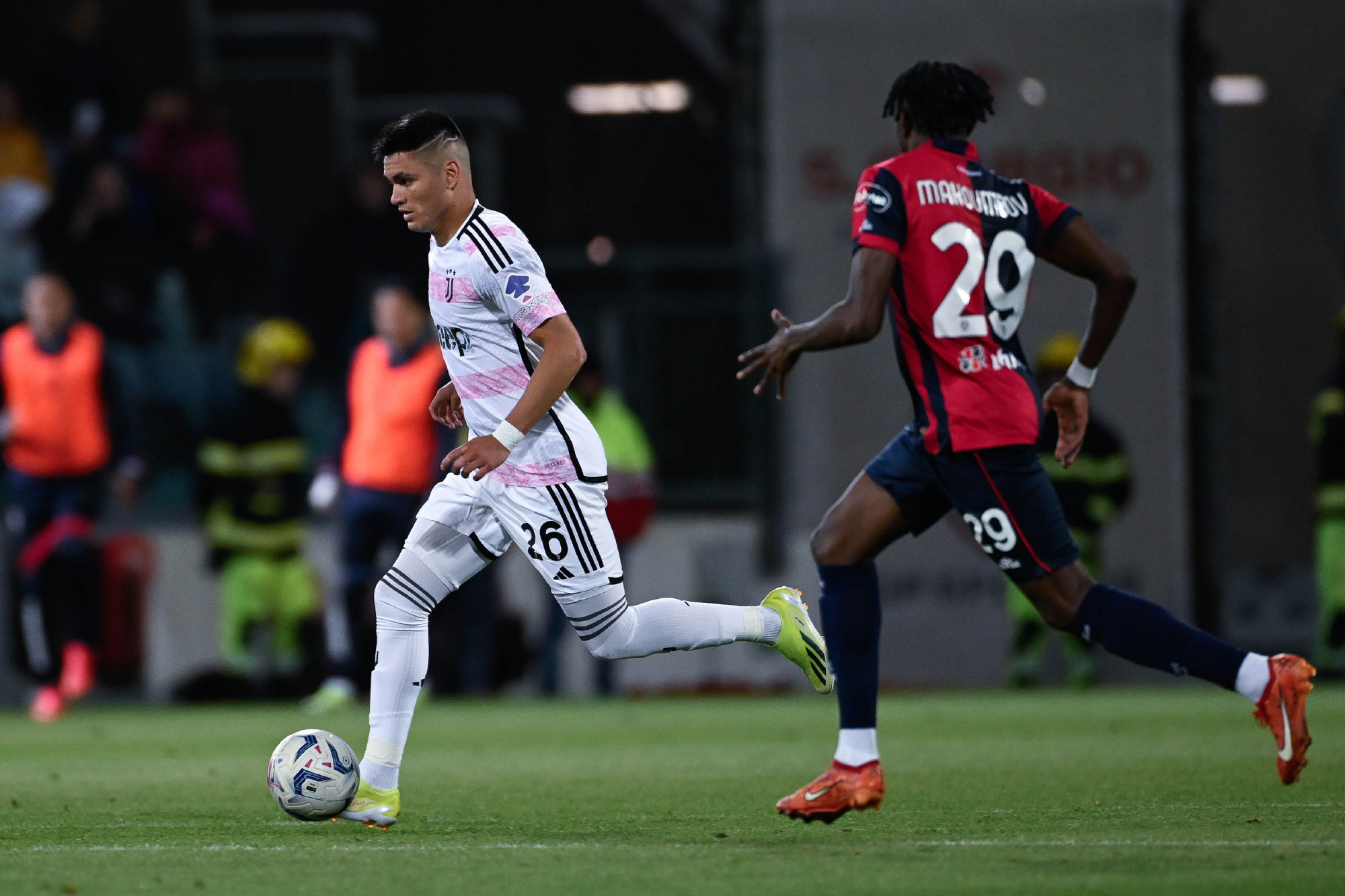 包含尤文图斯客场逼平，依然稳居榜首的词条