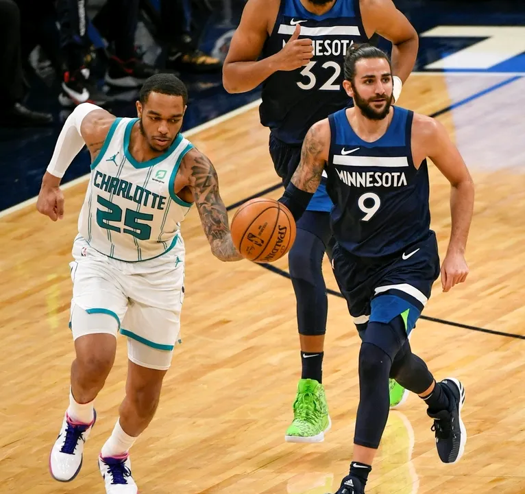 包含篮板数据集团突出，森林狼全队驰援的词条