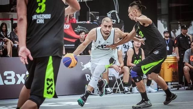 包含魁北克篮球联赛冠军之争日益白热化的词条