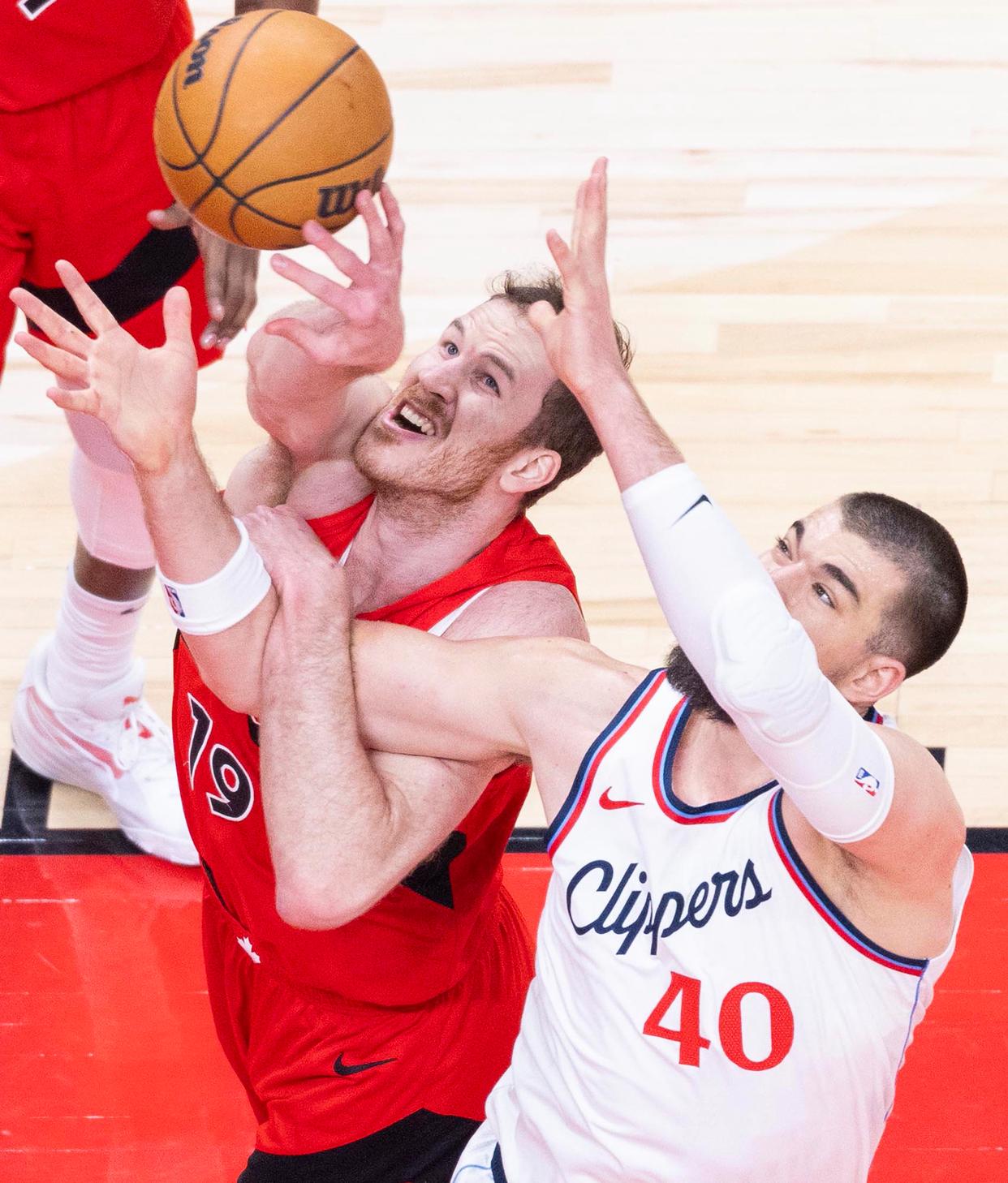 快船在客场对阵猛龙，争夺胜利