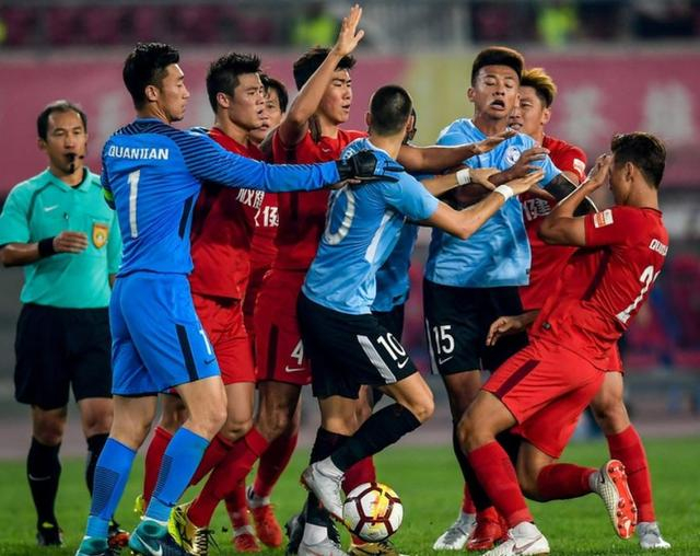 爱游戏登录入口-包含场上火爆冲突不断，裁判员难以调控现场形势的词条