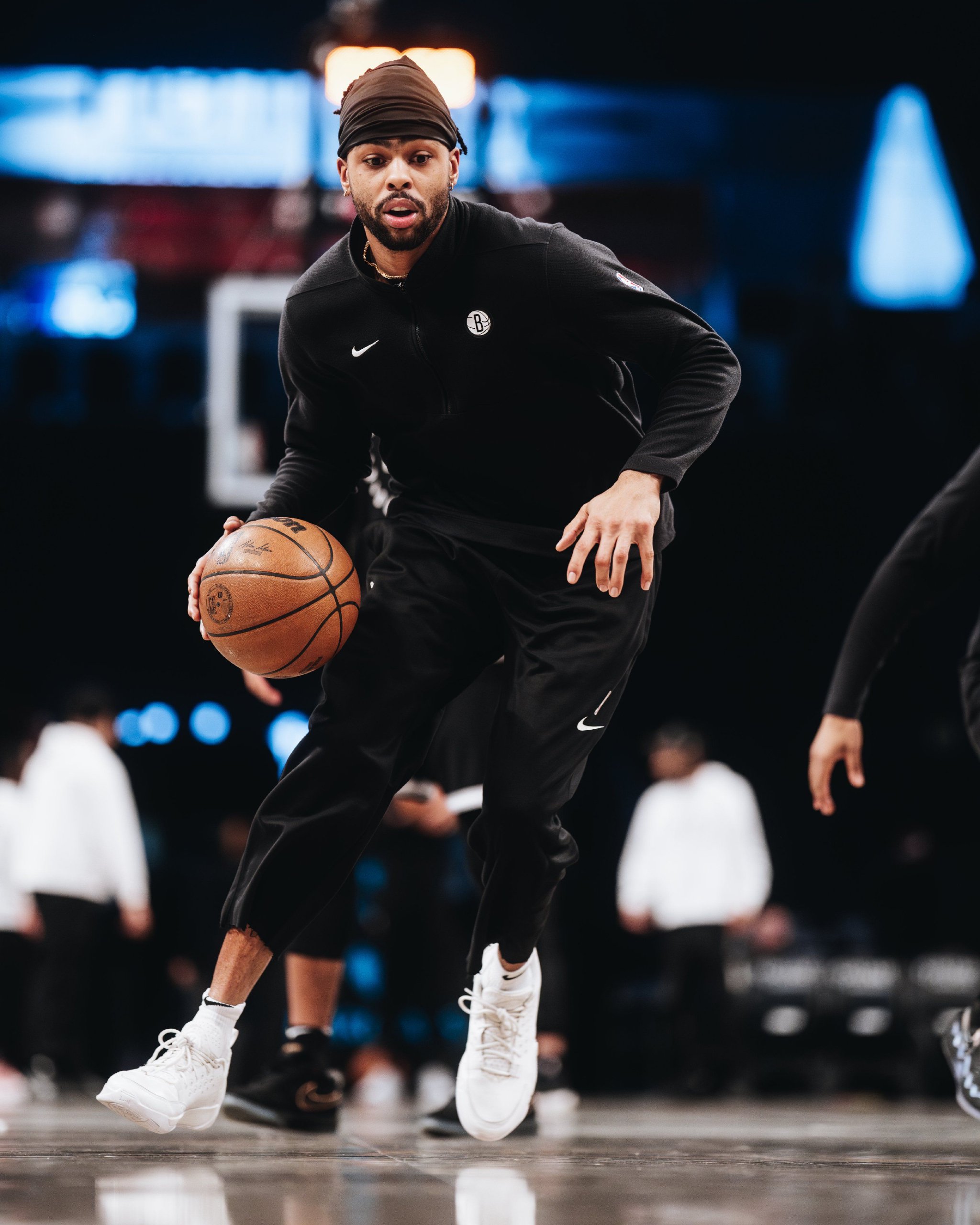 包含篮网队新赛季开局不顺，球队管理层考虑战术调整的词条