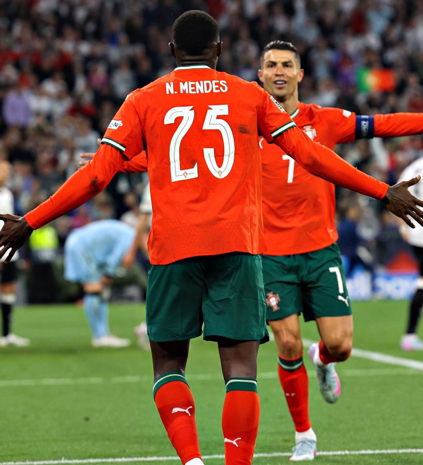 欧洲联赛恢复激情，球队士气雄厚展现信心的简单介绍