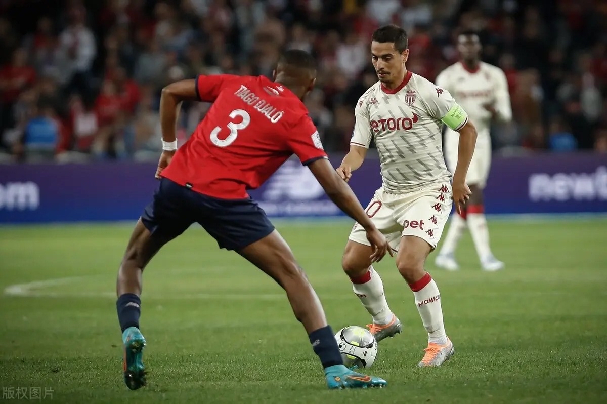 里昂客场惜败摩纳哥，遭遇联赛失利的简单介绍