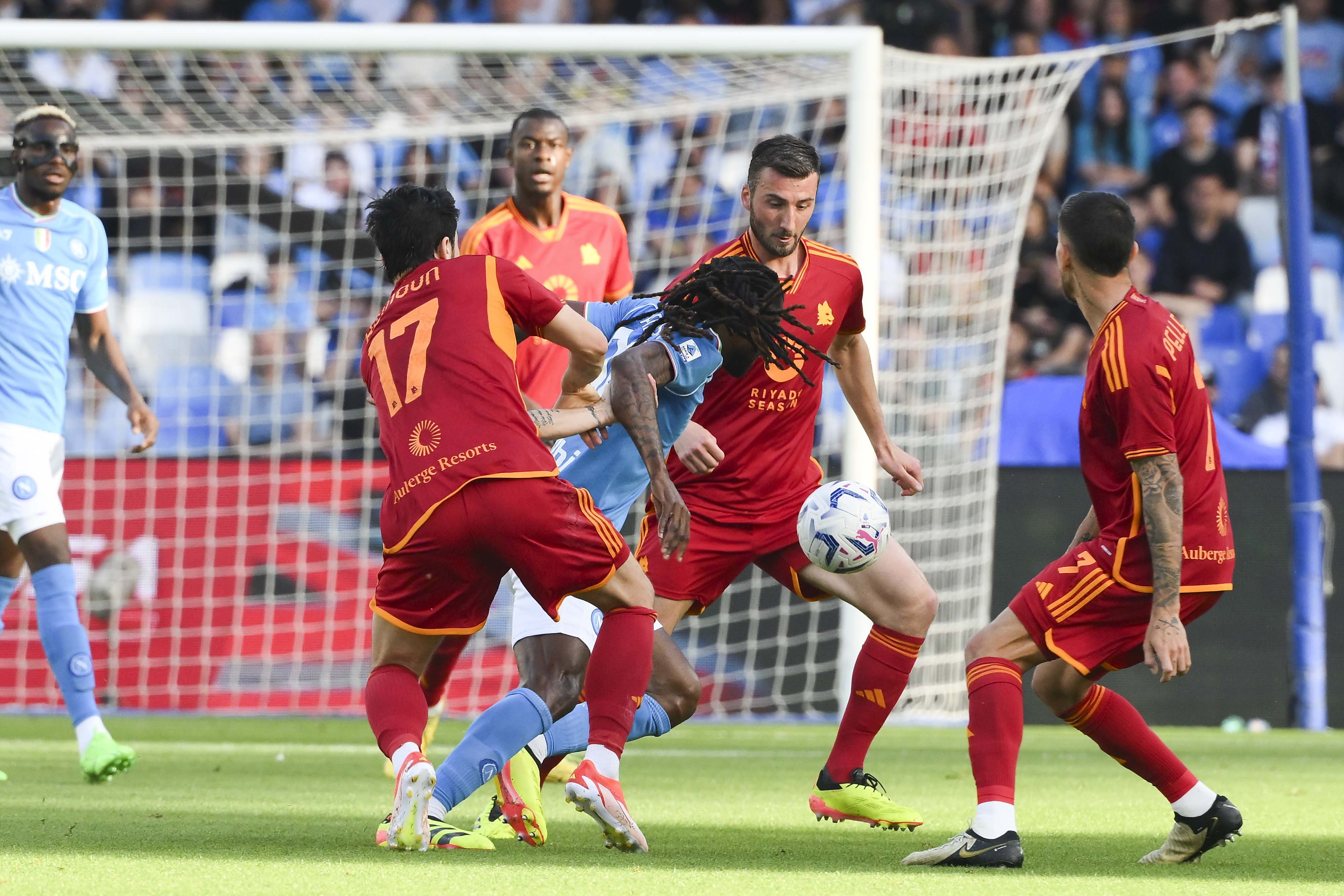 爱游戏官方入口-欧国联赛赛场内外的精彩瞬间