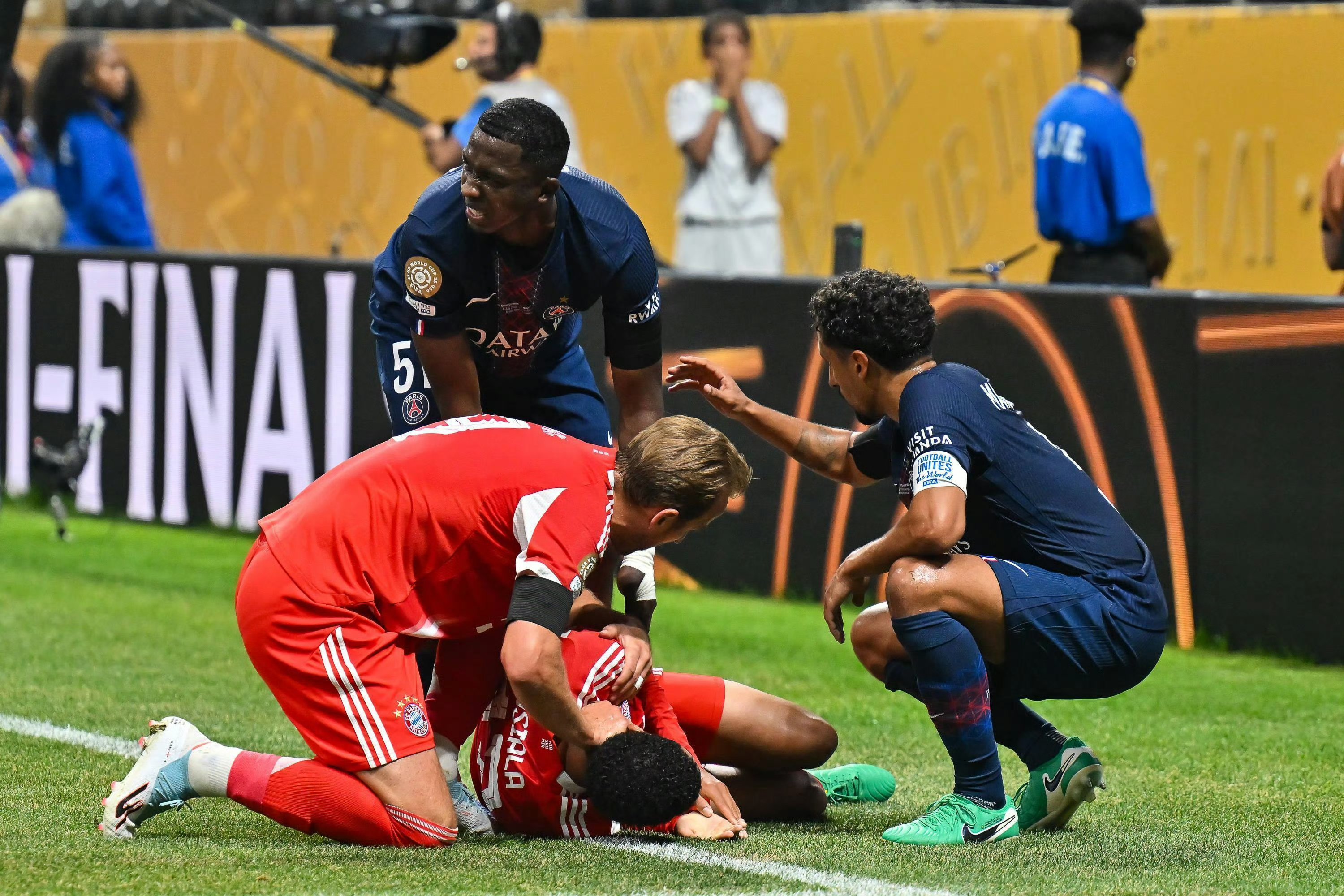 爱游戏app下载地址-曼联客场落败巴塞罗那，战绩落后