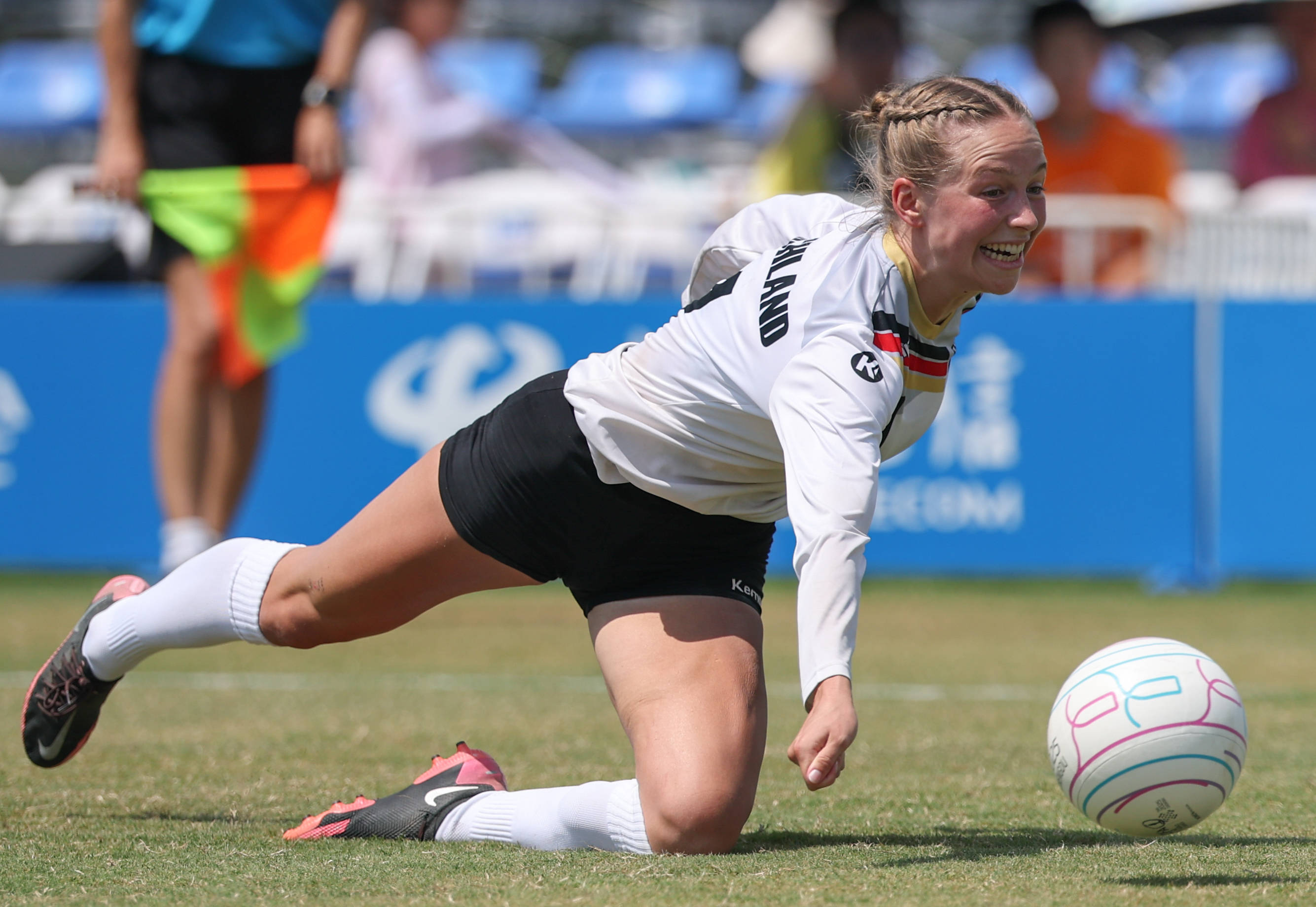 德国游泳选手以微弱优势摘得金牌